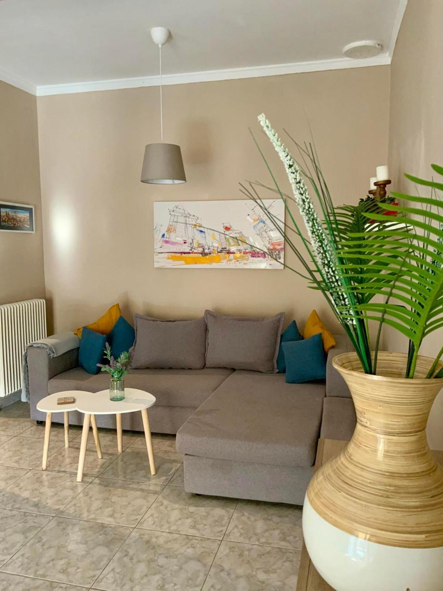 Apartment Palm Leaf *